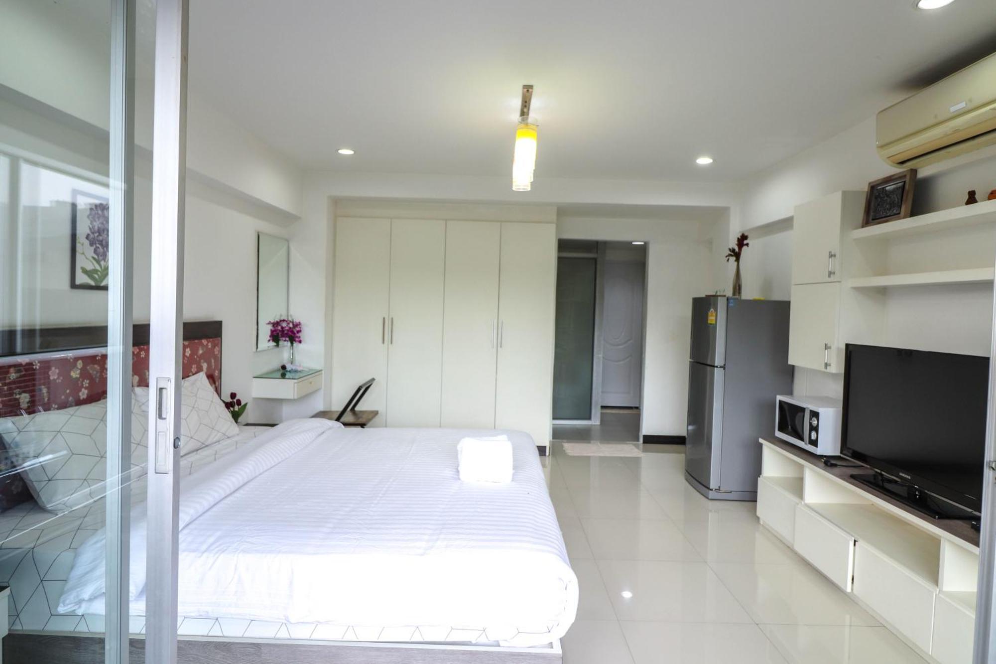 Baan Sabai Rama IV Apartment Банкок Екстериор снимка
