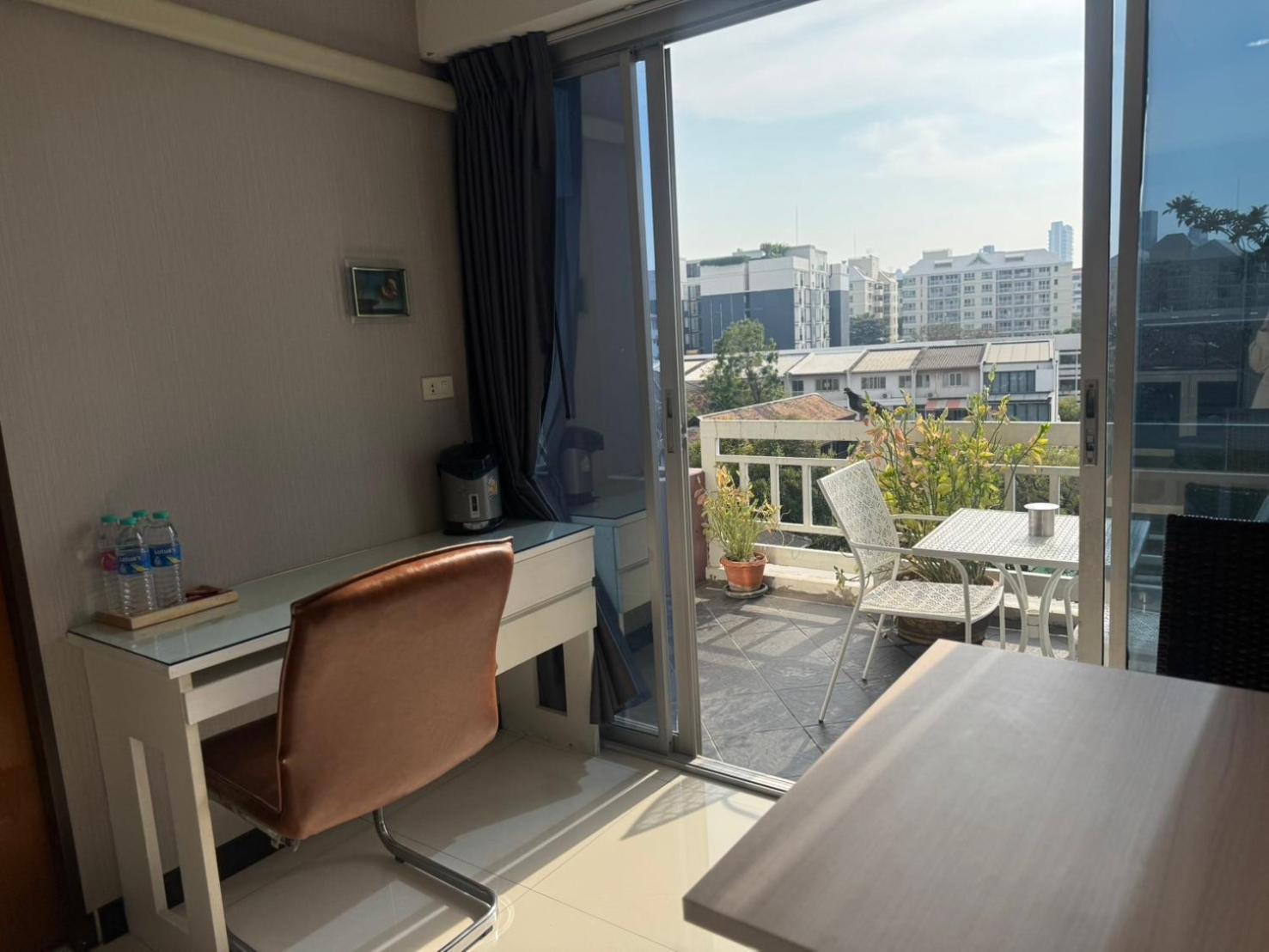 Baan Sabai Rama IV Apartment Банкок Екстериор снимка