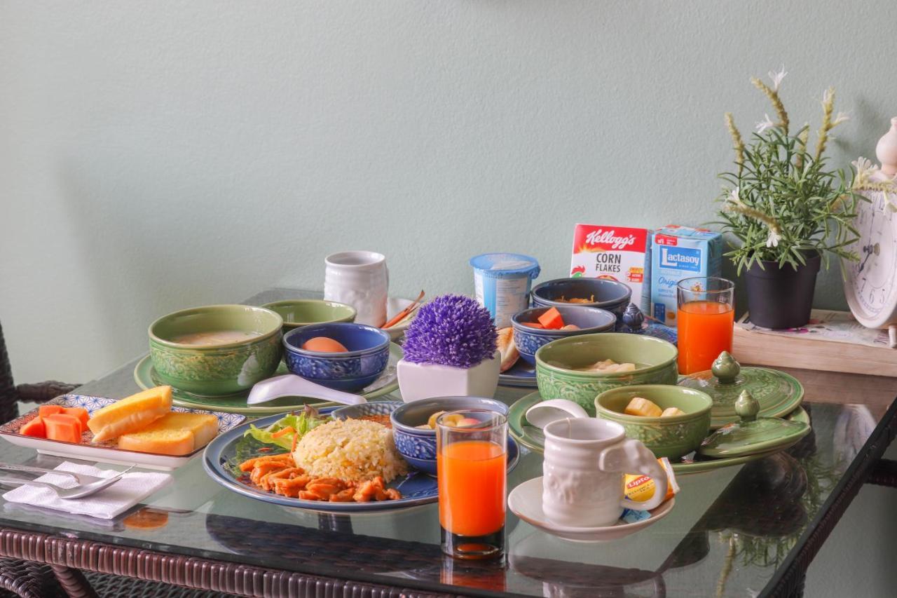 Baan Sabai Rama IV Apartment Банкок Стая снимка